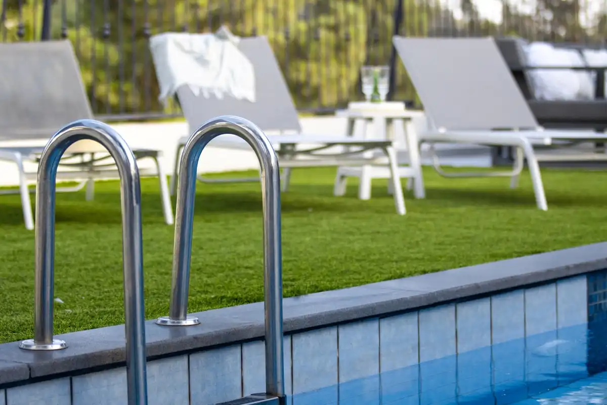 Piscine résidentielle avec barrière de sécurité et transats