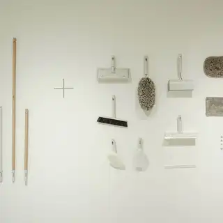 Matériel de nettoyage de piscine aligné