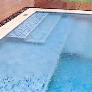 Piscine avec couverture et marches d'accès