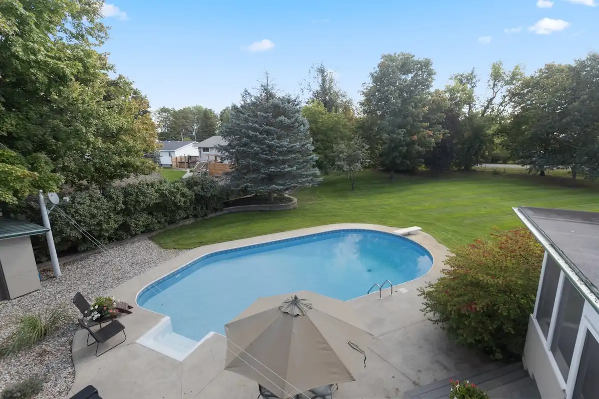 Vue aérienne d'une piscine résidentielle dans un jardin