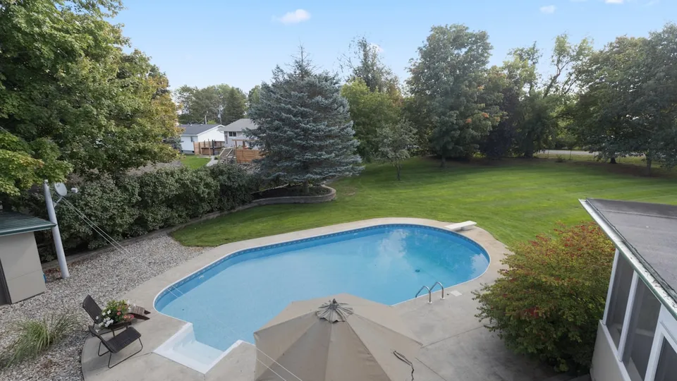 Vue aérienne d'une piscine résidentielle dans un jardin