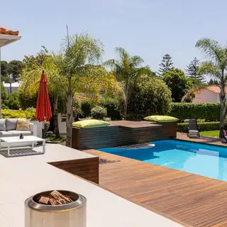 Piscine résidentielle avec terrasse et transats