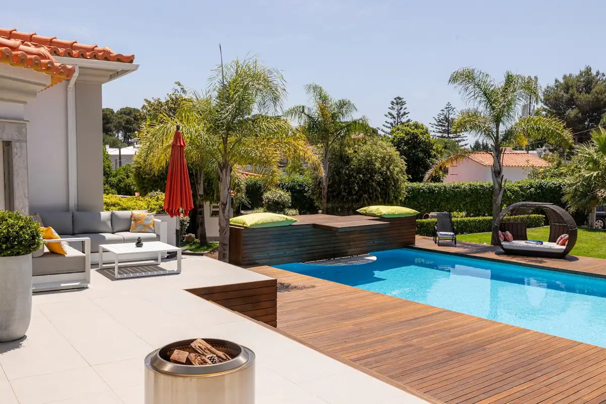 Piscine résidentielle avec terrasse et transats