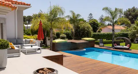 Piscine résidentielle avec couverture automatique