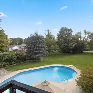 Piscine dans un jardin résidentiel avec parasol