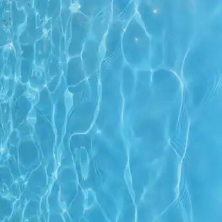 Eau claire de piscine en gros plan