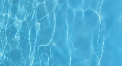 Eau claire de piscine en gros plan