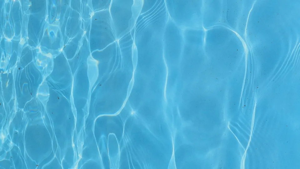 Eau claire de piscine prête pour l'analyse des paramètres