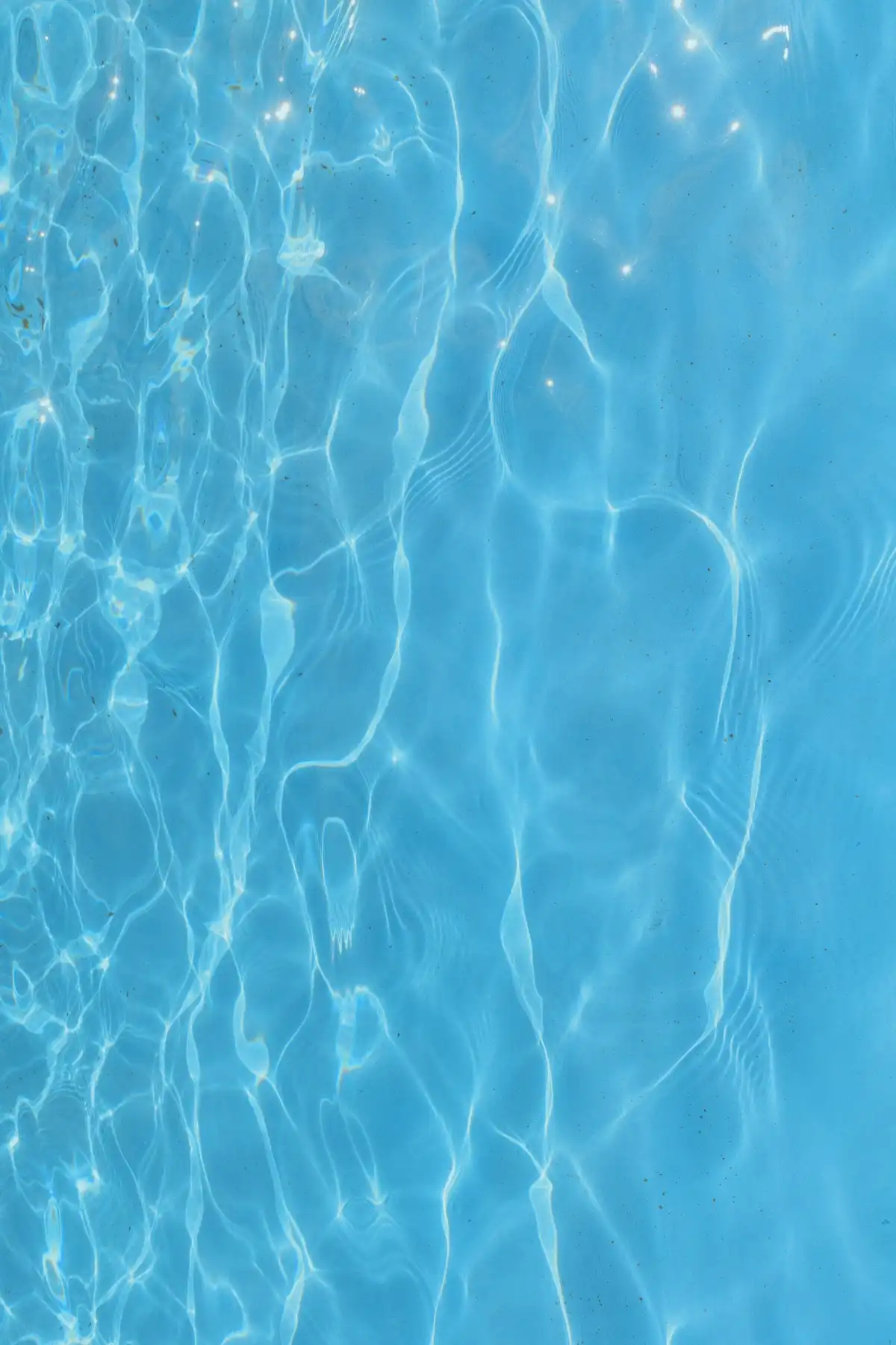 Eau claire de piscine prête pour l'analyse des paramètres