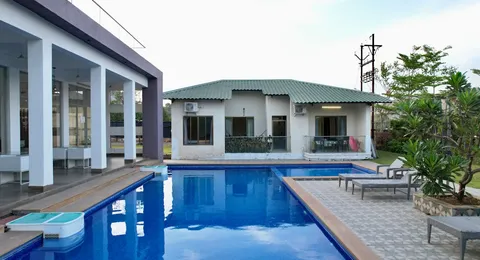 Maison avec piscine rectangulaire et terrasse