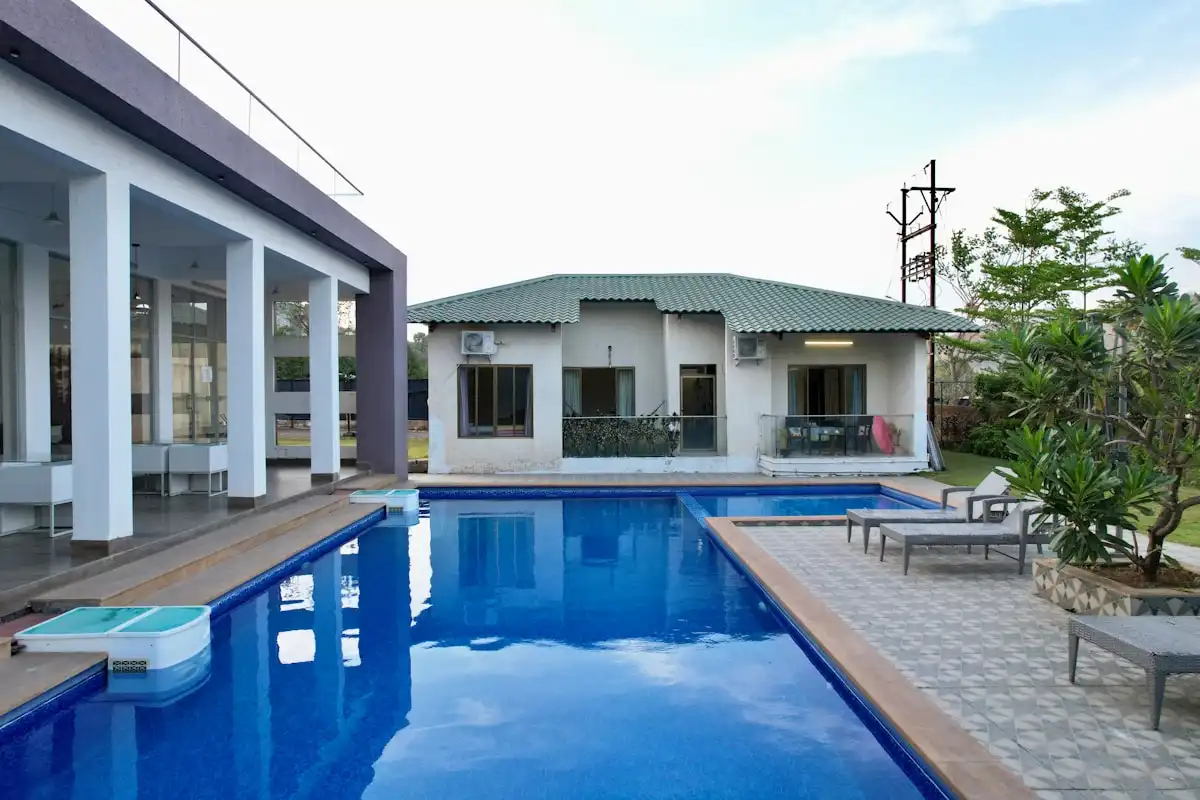 Maison avec piscine rectangulaire et terrasse