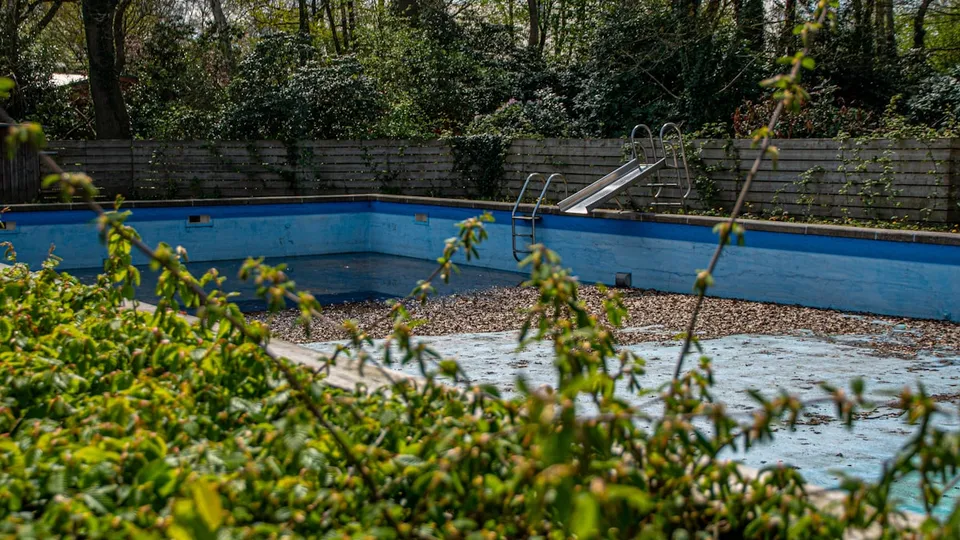 Piscine vide à remettre en route au printemps