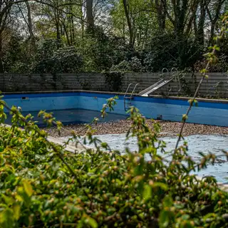 Piscine vide à remettre en route au printemps