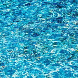 Eau turquoise de piscine bien traitée au chlore