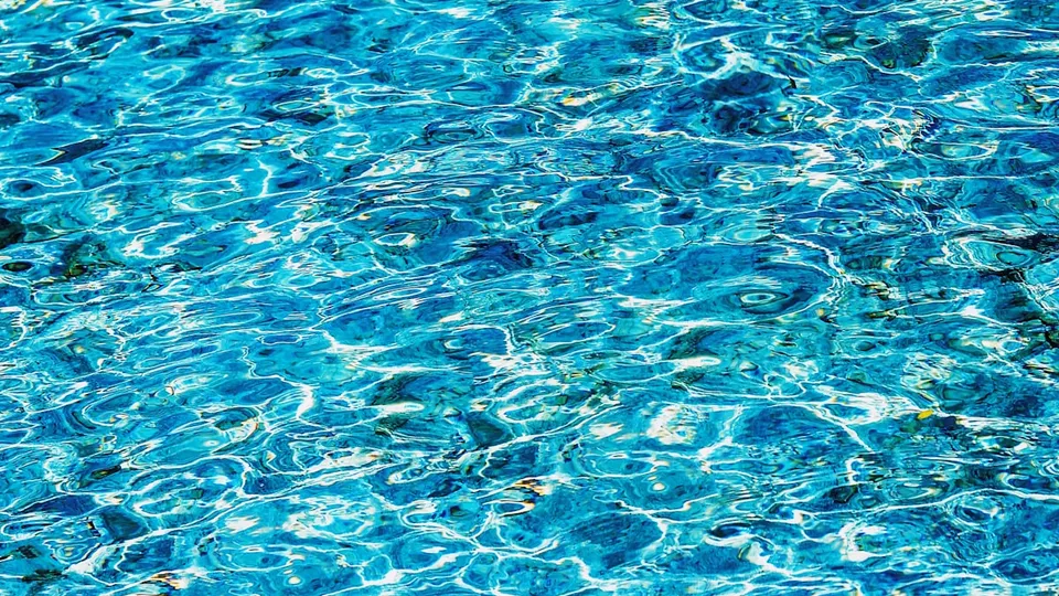 Eau turquoise de piscine vue en détail