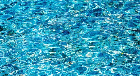 Eau turquoise de piscine vue en détail