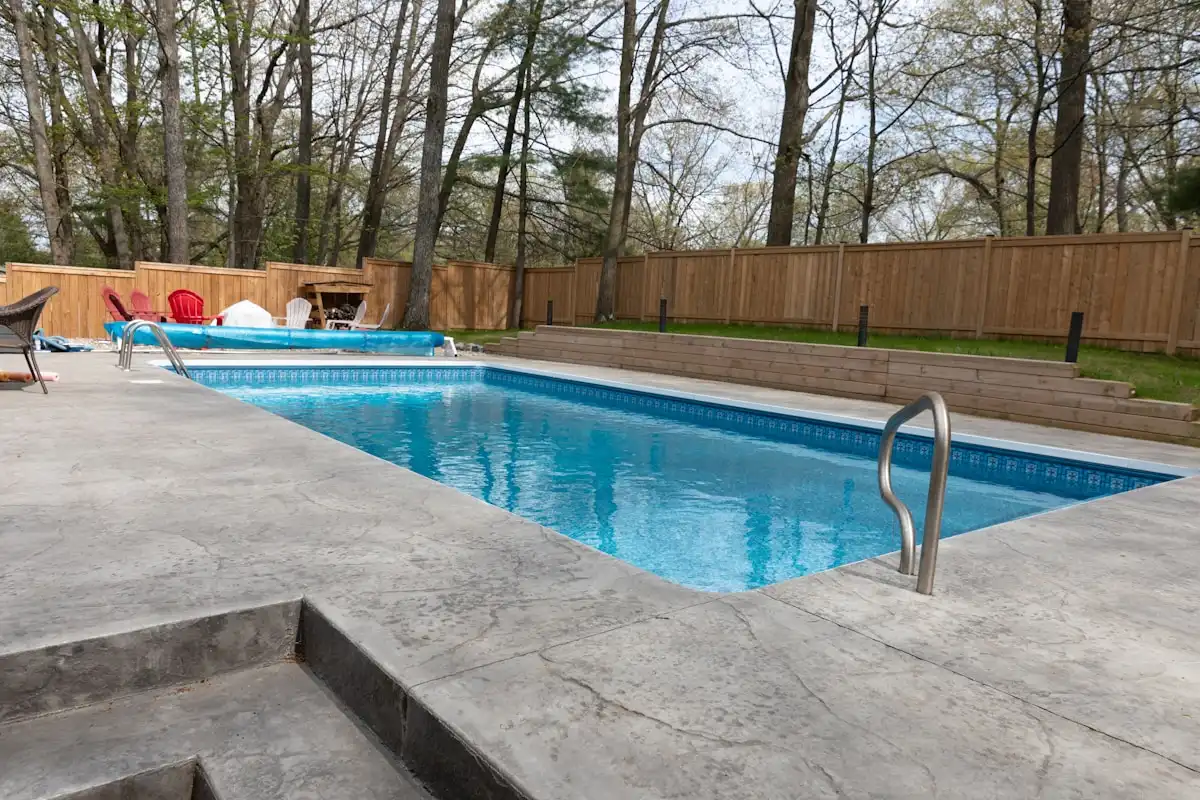 Piscine rectangulaire résidentielle en fin de saison