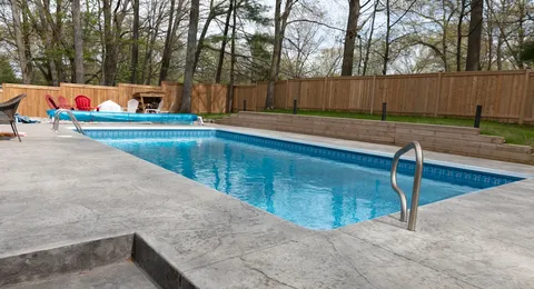 Piscine rectangulaire résidentielle en fin de saison