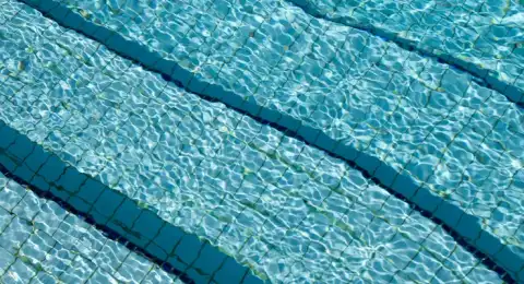 Eau de piscine claire et limpide en surface