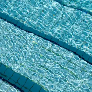 Eau de piscine claire et limpide en surface
