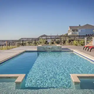 Piscine résidentielle avec système de filtration