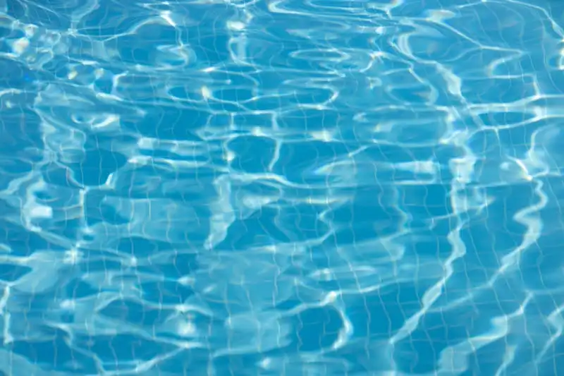 Surface d'eau de piscine trouble et laiteuse