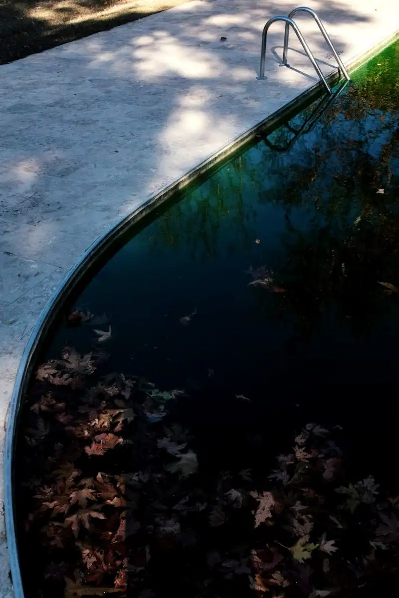 Piscine avec eau verte causée par des algues