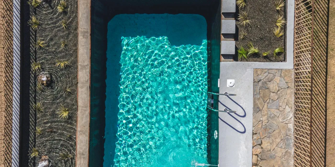 Piscine avec eau cristalline