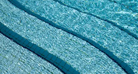 Liner et carrelage bleu au fond d'une piscine