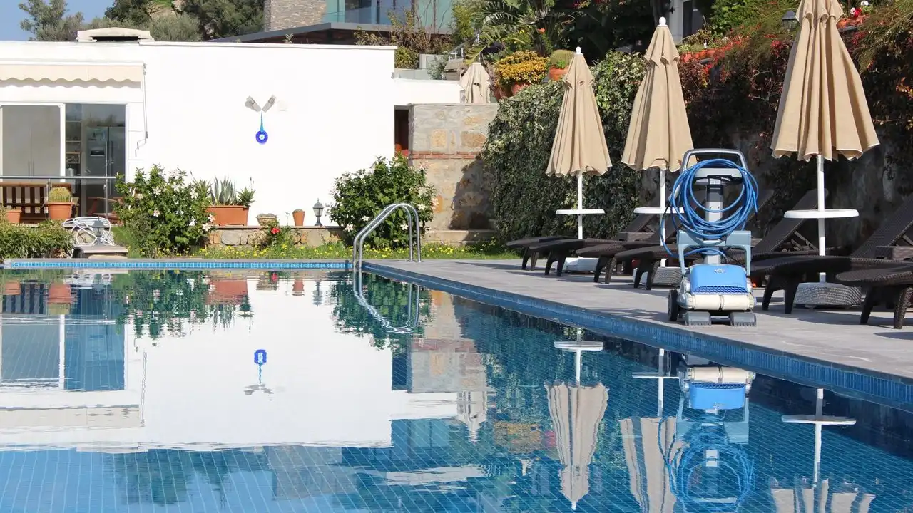 Robot nettoyeur de piscine automatique