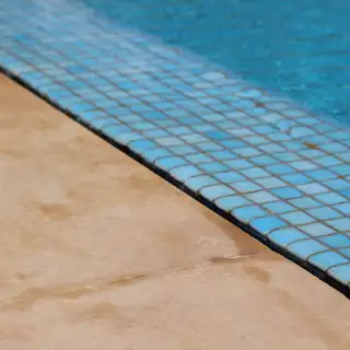 Bord de piscine bleu avec ligne d'eau propre