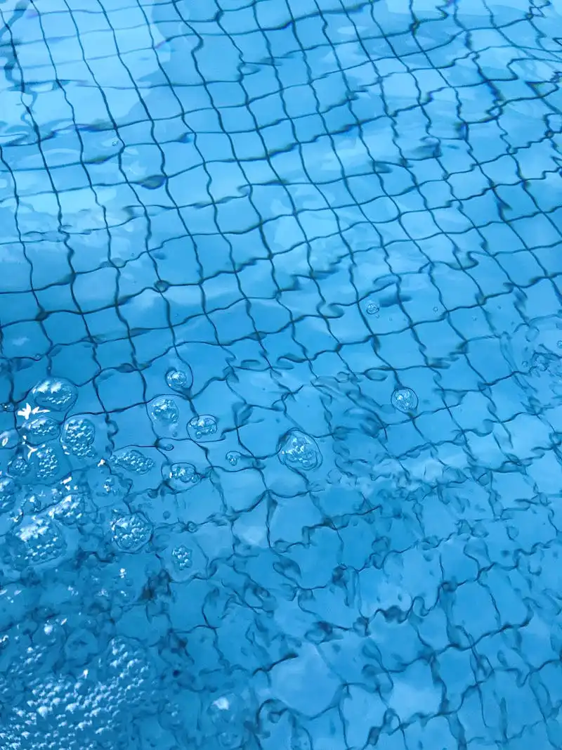Test pH piscine avec bandelette au bord du bassin