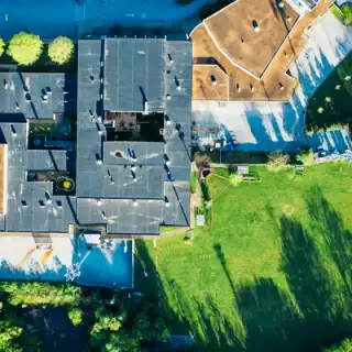 Piscine moderne enterrée vue d'ensemble avec aménagement extérieur