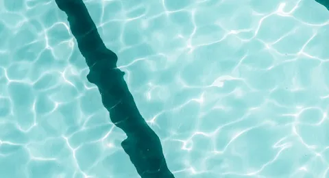 Eau cristalline d'une piscine traitée