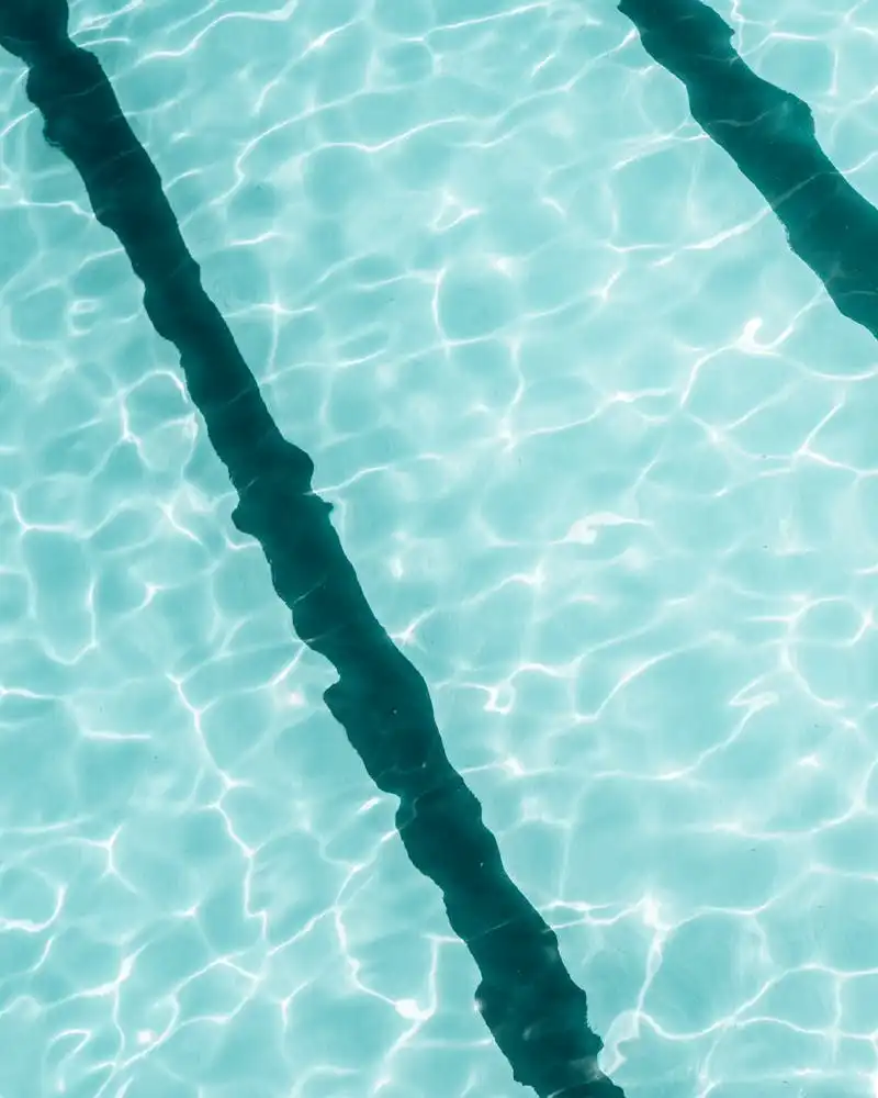 Eau cristalline d'une piscine traitée