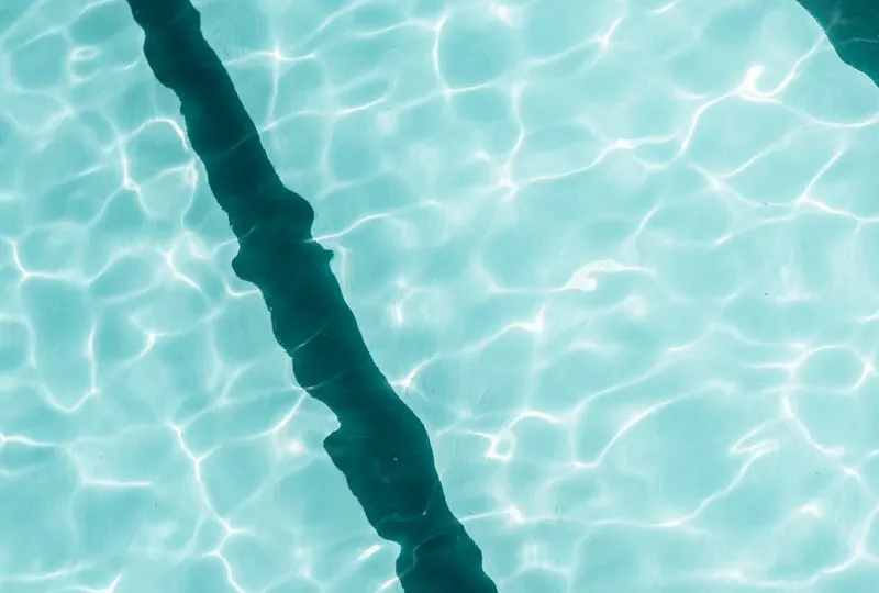 Eau cristalline d'une piscine traitée