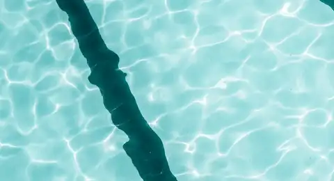 Eau cristalline d'une piscine traitée