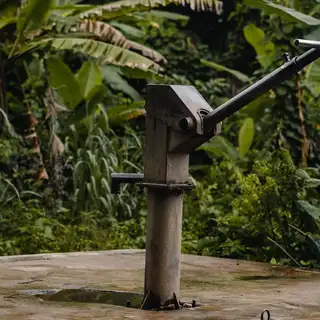 Pompe de piscine installée dans le local technique de filtration