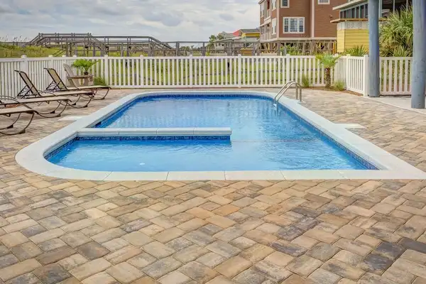 Flacon de produit d'hivernage versé dans une piscine