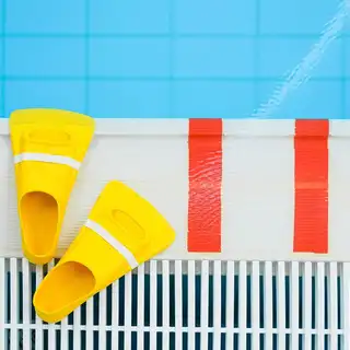 Dosage de granulés de chlore pour piscine à l'aide d'une mesurette