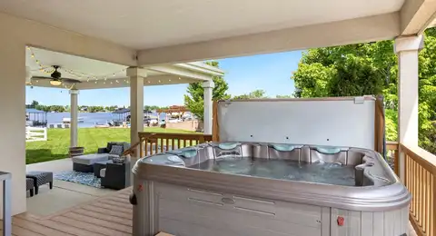 Spa de nage moderne sur une terrasse couverte, typiquement traité au brome