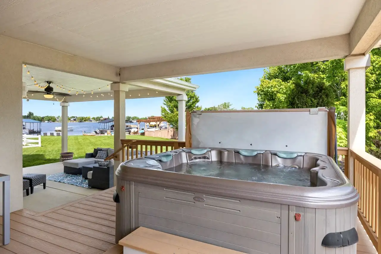 Spa de nage moderne sur une terrasse couverte, typiquement traité au brome