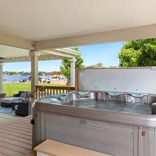 Spa de nage moderne sur une terrasse couverte, typiquement traité au brome
