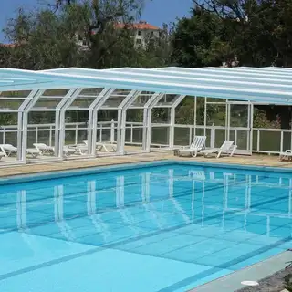 Piscine équipée d'un abri télescopique