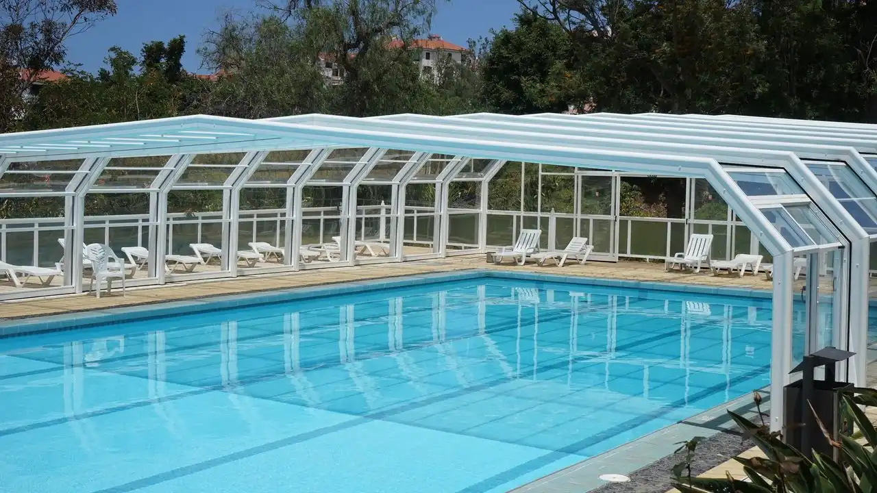 Piscine équipée d'un abri télescopique